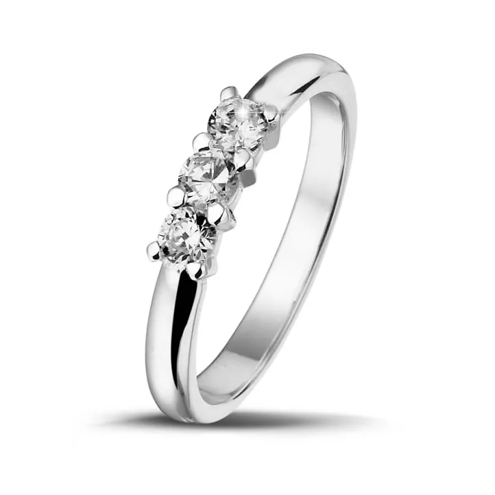 0.35 quilates anillo trilogía en platino con diamantes redondos 