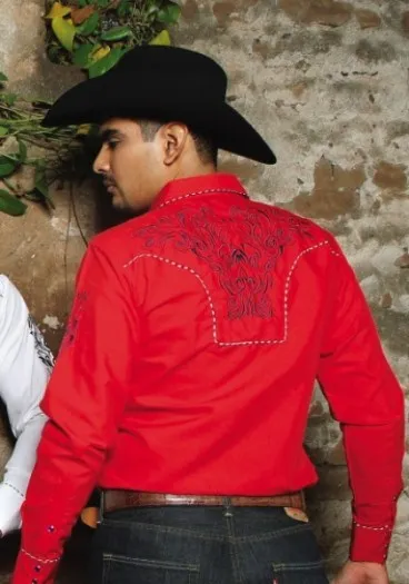 Camisa vaquera roja con bordados azules estilo charro para hombre