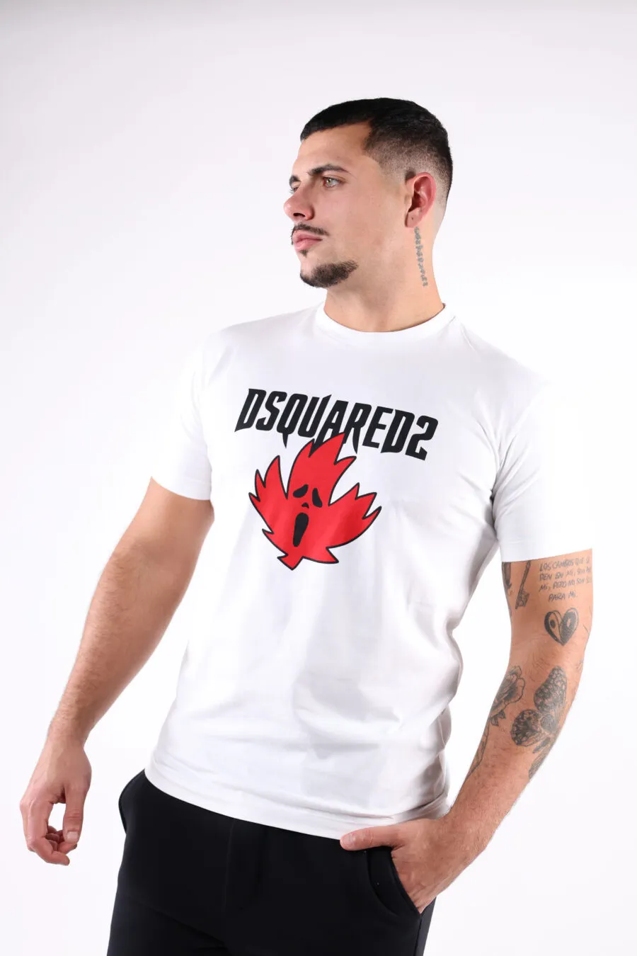 Camiseta blanca con maxilogo hoja fantasma